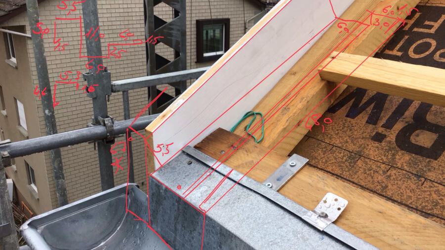 Quickly prepared in the good old tinsmith’s way: a rough sketch on a building site photo for recessed drip edge | © Valentin Schnyder