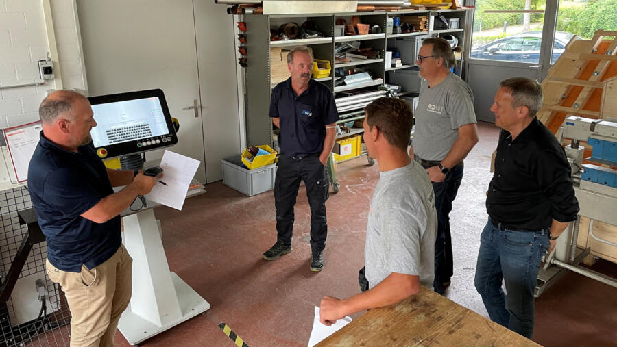 Bendex training on a Jorns bending machine – from the left: Andrea Gervasio, Gebrüder Spiegel AG, Erich Moser, STF-Winterthur, Marcel Hunziker, suissetec Nordostschweiz, Guido Mondgenast, suisstec and Beat Amstutz, STF-Winterthur | © Gesacon GmbH