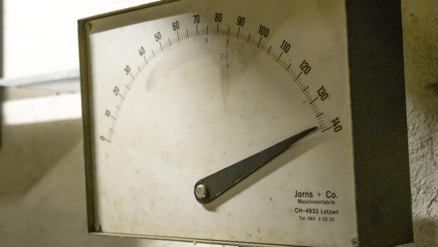 Biegemaschine Typ 69-M-6/1: separate Box zeigt Biegewinkel an