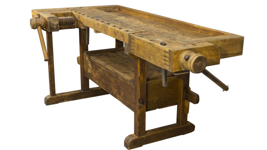 Alte Werkbank aus Holz mit integrierten Schraubstöcken