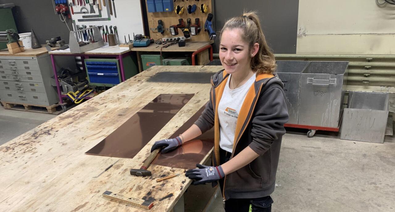 Junge Spenglerin in der Werkstatt, Spenglerei Schnyder AG