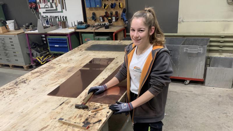 Junge Spenglerin in der Werkstatt, Spenglerei Schnyder AG