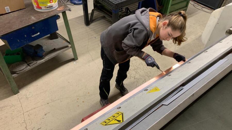 Junge Spenglerin beim Einmessen, Spenglerei Schnyder AG